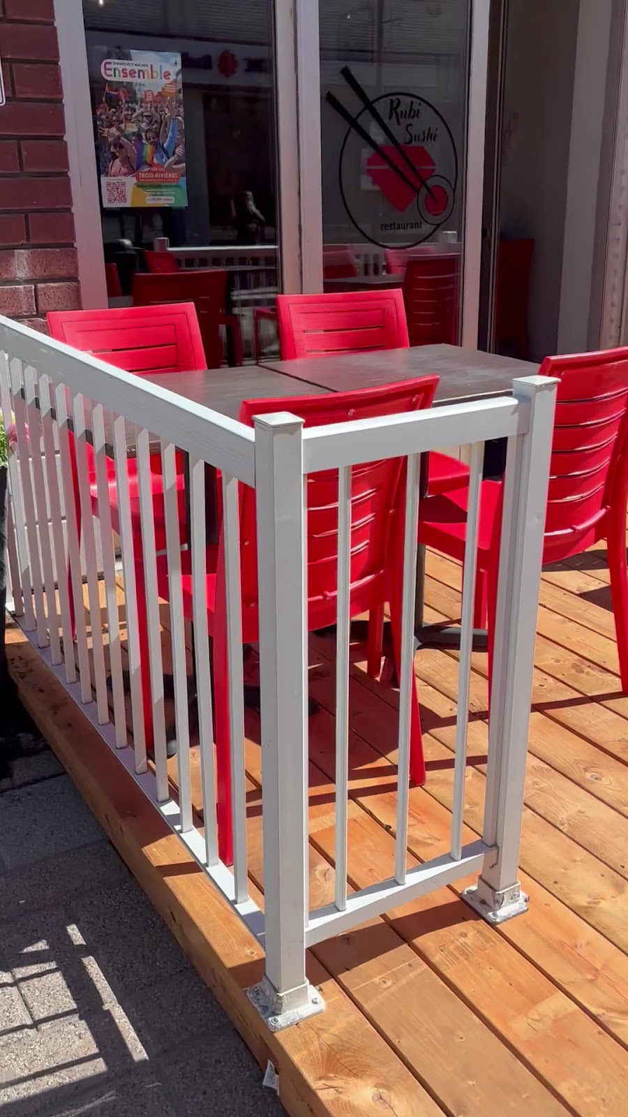 Terrasse de Rubi Sushi, chaises rouges en plein soleil, devant la devanture du restaurant rue des Forges