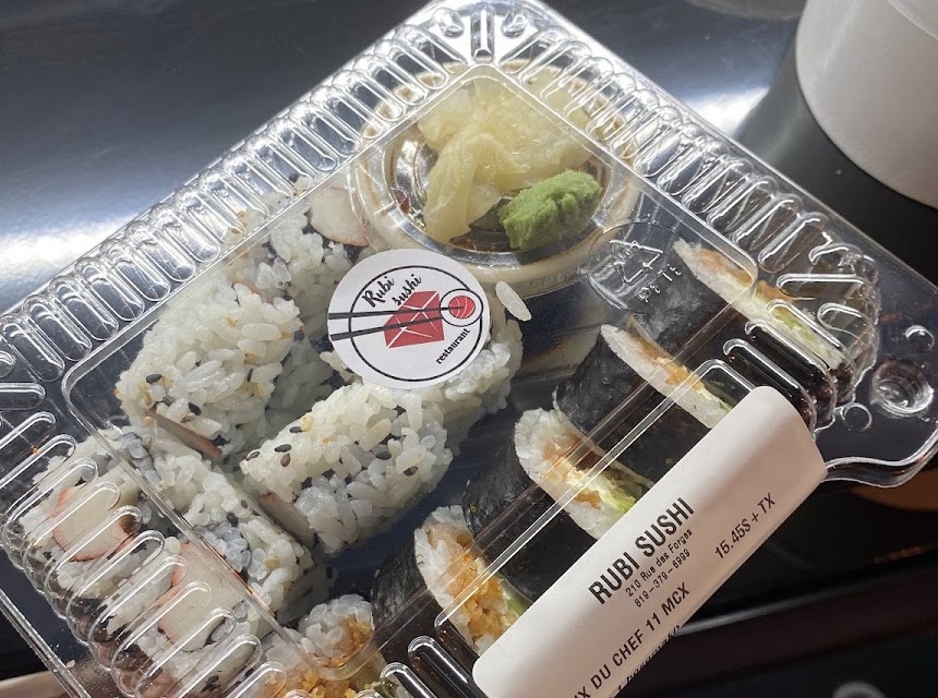 Plateau de sushis et makis variés de Rubi Sushi, préparé pour emporter